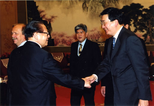 M. André Chieng, Président de AEC, et M. Jiang Zemin, Ancien Président de la République Populaire de Chine M. André Chieng, Président de AEC, et M. Jiang Zemin, Ancien Président de la République Populaire de Chine